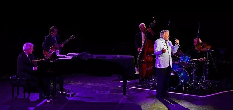 Celebrity Theatre 采用Bose ShowMatch對(duì)劇院內(nèi)擴(kuò)聲系統(tǒng)進(jìn)行更新 Celebrity Theatre 采用Bose ShowMatch對(duì)劇院內(nèi)擴(kuò)聲系統(tǒng)進(jìn)行更新