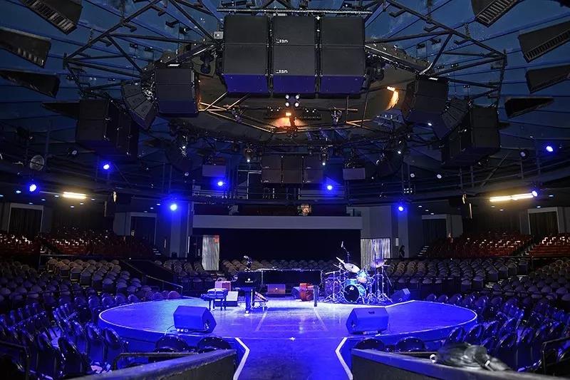 Celebrity Theatre 采用Bose ShowMatch對(duì)劇院內(nèi)擴(kuò)聲系統(tǒng)進(jìn)行更新 Celebrity Theatre 采用Bose ShowMatch對(duì)劇院內(nèi)擴(kuò)聲系統(tǒng)進(jìn)行更新